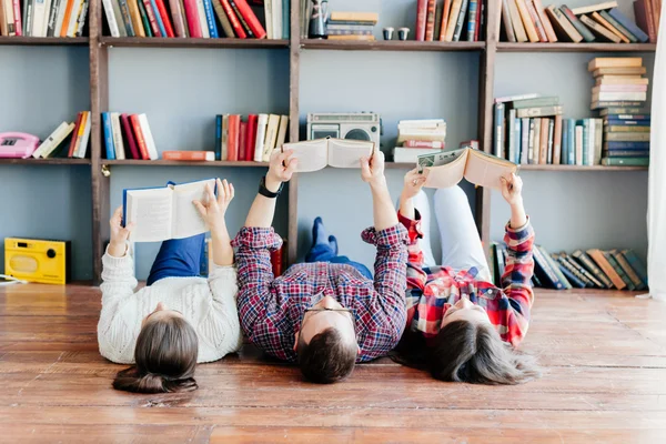 Skupina mladých studentů studovat společně domů — Stock fotografie