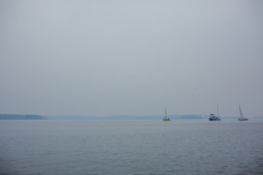 Bulutlu bir günde deniz yat