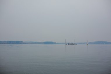 Bulutlu bir günde deniz yat