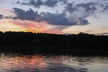 Gölde gün batımı