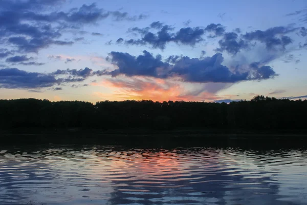 Pôr do sol no lago — Fotografia de Stock