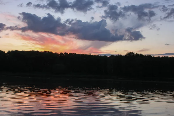 Pôr do sol no lago — Fotografia de Stock