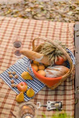 Ekmek ve meyve sepet içinde