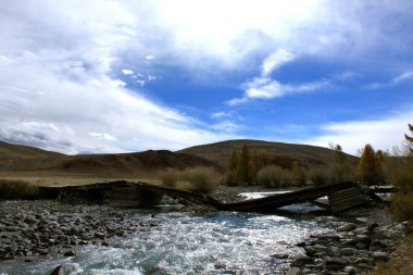 Chuya Nehri üzerinde köprü