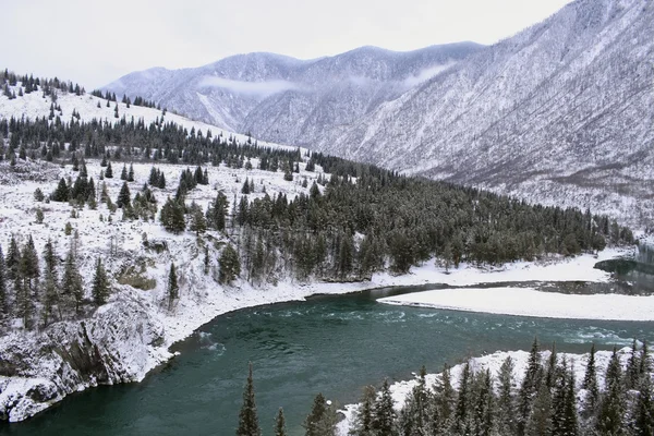 Turquoise Katun rivier in de winter — Stockfoto