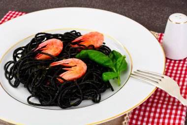 Siyah mürekkep balığı mürekkep, spagetti karides ve fesleğen. Mediterra
