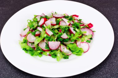 Diyet salata taze sulu turp, yeşil soğan, marul