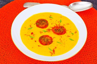 Onu kurutulmuş havuç ve domates, safran, kabak çorbası