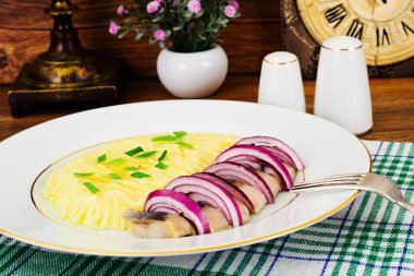 Patates püresi ile ringa balığı ve kırmızı soğan turşusu