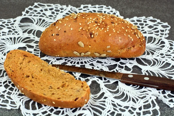 Frisches, schmackhaftes Brot auf dunklem Hintergrund — Stockfoto