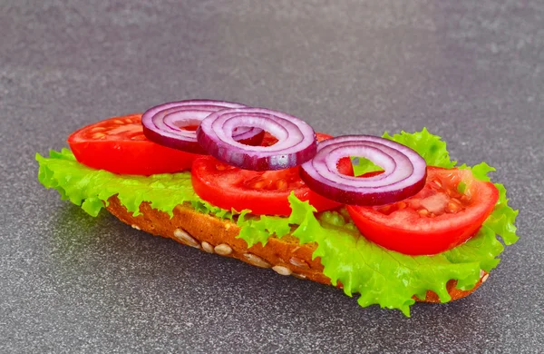 Υγιεινή διατροφή: φρέσκα σάντουιτς με μαρούλι, ντομάτα και κρεμμύδι — Φωτογραφία Αρχείου