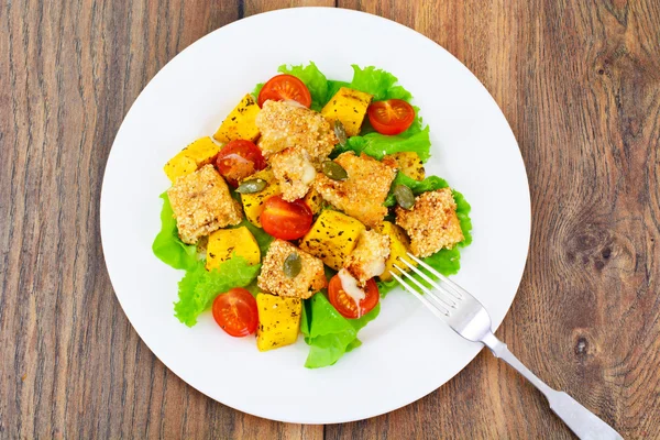 Ensalada de calabaza, Suluguni frito en sésamo, Semillas, Cereza —  Fotos de Stock