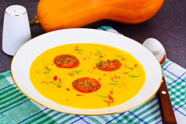 Soupe à la citrouille aux carottes et tomates cerises, safran, séchée — Photo