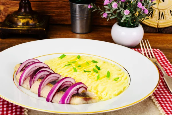 Mashed Potatoes with Herring and Red Pickled Onions — Stock Photo, Image