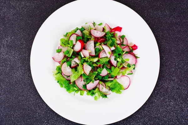 Dieet salade van verse, sappige radijs, groene uien, sla — Stockfoto