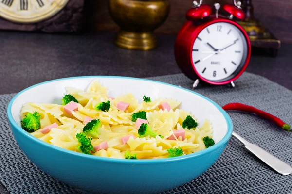 Pasta, korv och Broccoli dietmat — Stockfoto