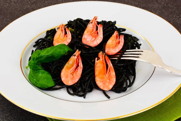イカ墨のスパゲッティを黒エビとバジル。メディテラ — ストック写真