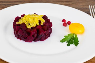 Kızarmış yumurta sarısı ile pancar çiğ