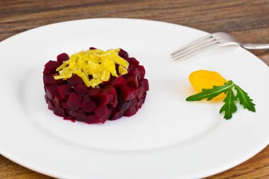 Kızarmış yumurta sarısı ile pancar çiğ
