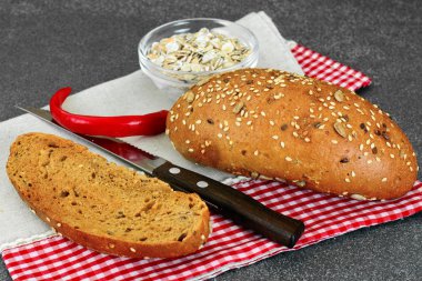 Koyu arka plan üzerinde taze lezzetli ekmek