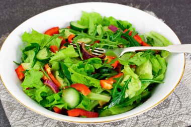 Marul roka salatalık tatlı biber kırmızı soğan ve bals