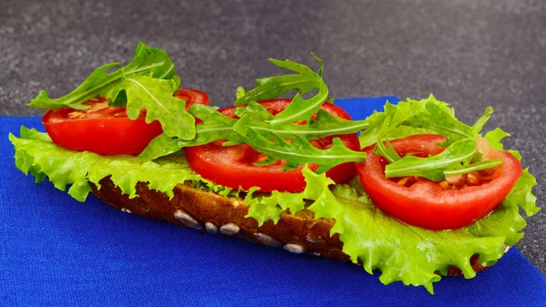 Alimentación saludable: Sandwich fresco con lechuga, tomate y cebolla . — Foto de Stock