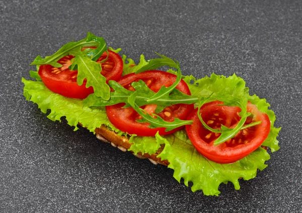 Здоровое питание: Свежий сэндвич с салатом, помидорами и луком . — стоковое фото