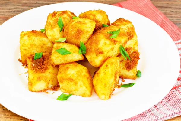 Картофель с карри и хлебными крошками, гарнир — стоковое фото