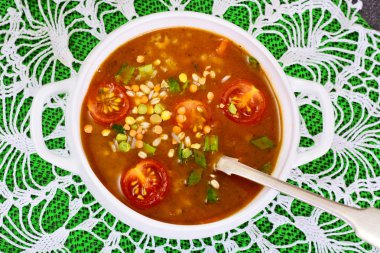 Baharatlı köri, biber, tahıllar, pirinç ve sebze çorbası.