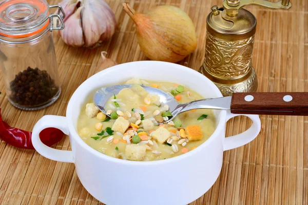 Здоровое, диетическое питание: овощной суп с грибами и гренками — стоковое фото