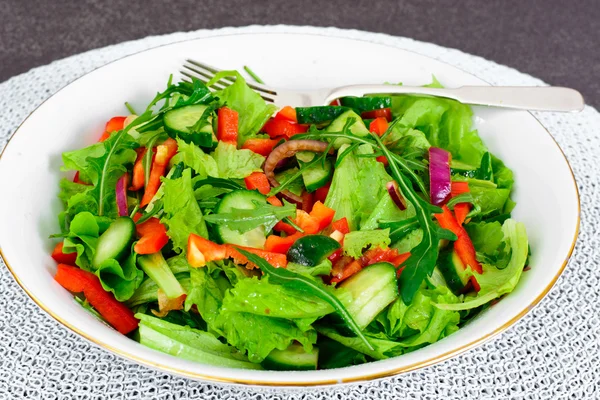 Alface com Arugula Pepino pimenta doce cebola vermelha e bals — Fotografia de Stock