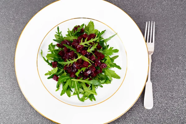 Alimentos dietéticos sem carne: Salada com rúcula e beterraba . — Fotografia de Stock