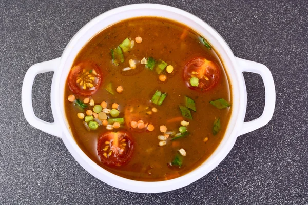 Pittige soep met curry, chili, granen, rijst en groenten. — Stockfoto