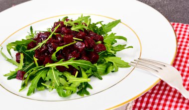 Etsiz diyet gıda: roka ve pancar salatası.