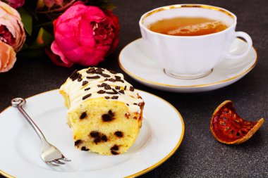 Beyaz Buzlanma, çay ve çikolata Paskalya kek