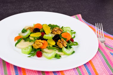 Roka, Par, ceviz beyaz tabakta diyet lezzetli salata bir