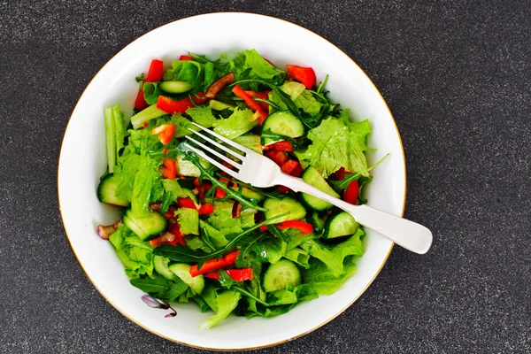 Alface com Arugula Pepino pimenta doce cebola vermelha e balsami — Fotografia de Stock