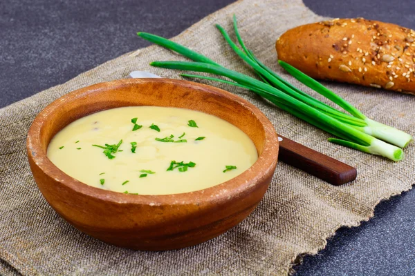 Alimentos saudáveis e dietéticos: sopa de batatas com croutons, pão e gr — Fotografia de Stock