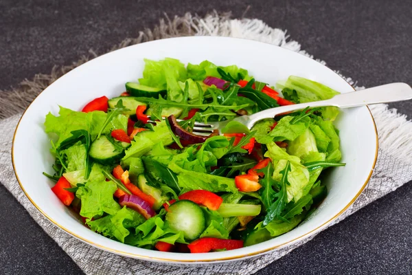 Alface com Arugula Pepino pimenta doce cebola vermelha e balsami — Fotografia de Stock