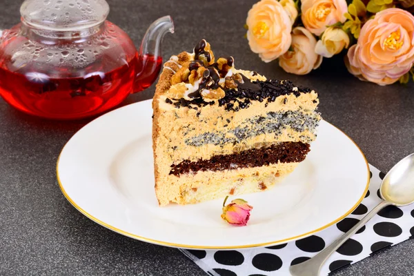Свитки: Вкусный свежий кусок торта с орехами . — стоковое фото