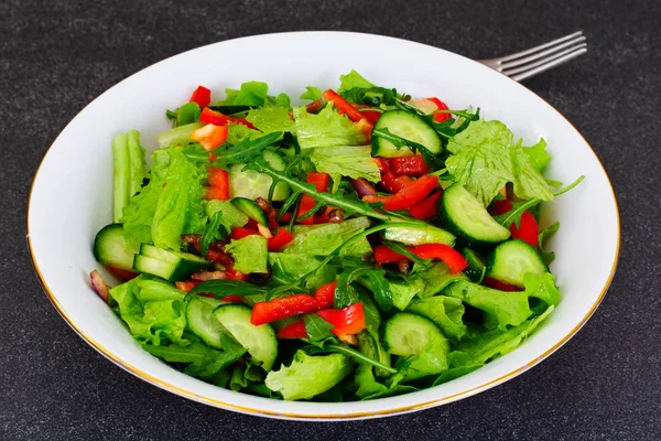 Alface com Arugula Pepino pimenta doce cebola vermelha e balsami — Fotografia de Stock