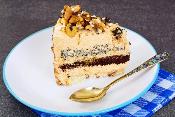 Свитки: Вкусный свежий кусок торта с орехами . — стоковое фото