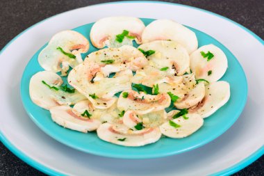 Vejetaryen yiyecekler: Mantar carpaccio parmesan ile.