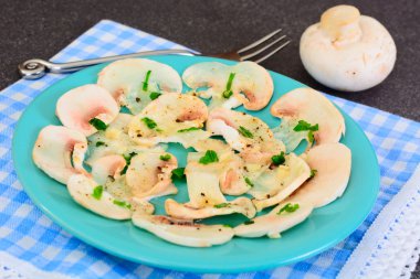 Vejetaryen yiyecekler: Mantar carpaccio parmesan ile.