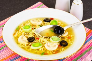 Çin noodle ile lezzetli mantar çorbası