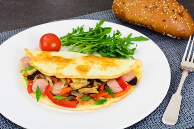 Sağlıklı diyet gıda: omlet sosis ve sebze ile