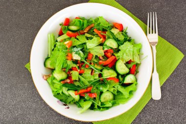 Marul roka salatalık tatlı biber kırmızı soğan ve balsami ile