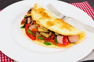 Sağlıklı diyet gıda: omlet sosis ve sebze ile