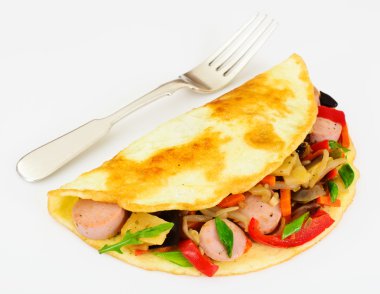 Sağlıklı diyet gıda: omlet sosis ve sebze ile