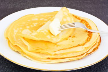 Lezzetli kek yığını tereyağı ile